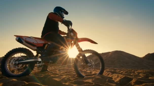 極端なオフロードの地形を駆る彼の Fmx オートバイに乗ってプロのモトクロス ドライバーの次のショット. — ストック動画