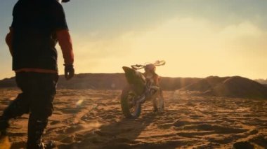 Profesyonel Motocross sürücü düşük açılı çekim seleleri Fmx Kir bisikleti kum üzerinde kir hat.