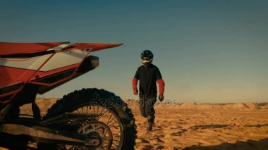 Önden Görünüm atış profesyonel Motocross sürücüsünün seleleri Fmx Kir bisikleti kum üzerinde kir hat.