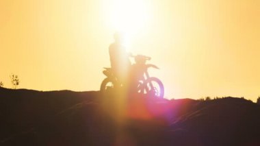 Profesyonel Motocross Fmx motosiklet binici kumul ve bakan aşırı Off-Road arazi üzerinde yolculuk bugün o duruyor.