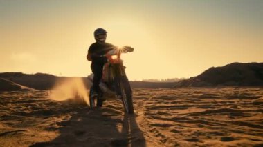 Aşağıdaki Shot aşırı Off-Road arazi yolda Fmx motosiklet sürme profesyonel Motocross sürücüsü.