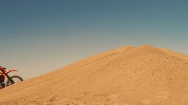 Profesyonel motokros motosiklet binici sürücülerin kumul üzerinde ve Off-Road parça aşağı daha fazla ihtimal. 