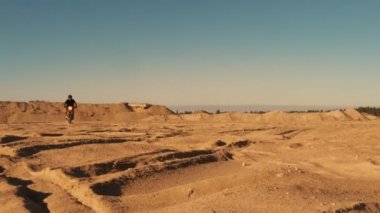 İhtimal kumul üzerinde ve Off-Road parça aşağı daha fazla profesyonel Motocross Fmx motosiklet binici sürücüler. 