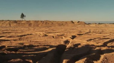 Aşağıdaki Shot profesyonel motokros motosiklet binici sürücülerin kumul üzerinde ve daha fazla Off-Road parça aşağı. 