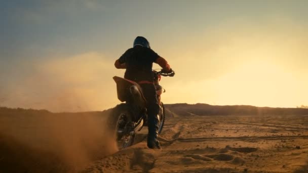 極端なオフロードの地形を駆る彼の Fmx オートバイに乗ってプロのモトクロス ドライバーの次のショット. — ストック動画