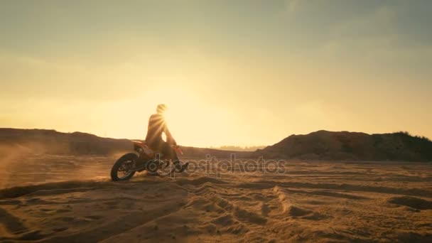 Poniższy zrzut kierowcy zawodowego Motocross toczenia na motocyklu Fmx na torze Extreme Off-Road teren. — Wideo stockowe