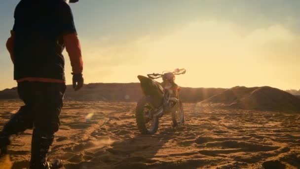 低角度拍摄的专业越野摩托车司机鞍座在沙滩上他 Fmx 污垢自行车 / 沿着土路. — 图库视频影像