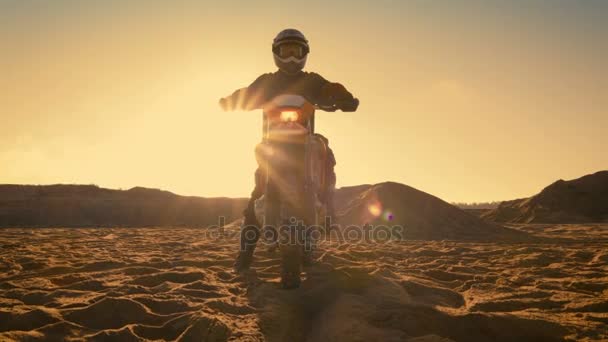 Baixo ângulo tiro do motorista de motocross profissional sentado em sua motocicleta FMX torcendo o manípulo do acelerador completo e começando a montar esta trilha extrema off-Road Terrain — Vídeo de Stock