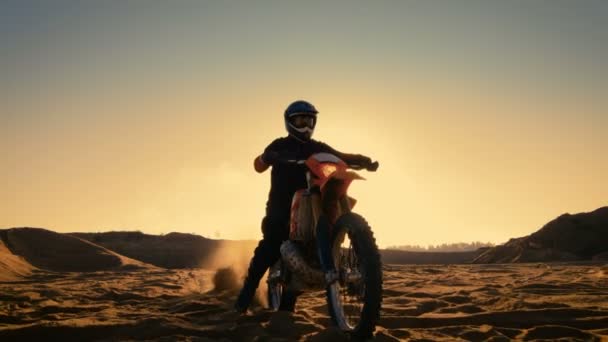 Aşağıdaki Shot aşırı Off-Road arazi yolda Fmx motosiklet sürme profesyonel Motocross sürücüsü. — Stok video