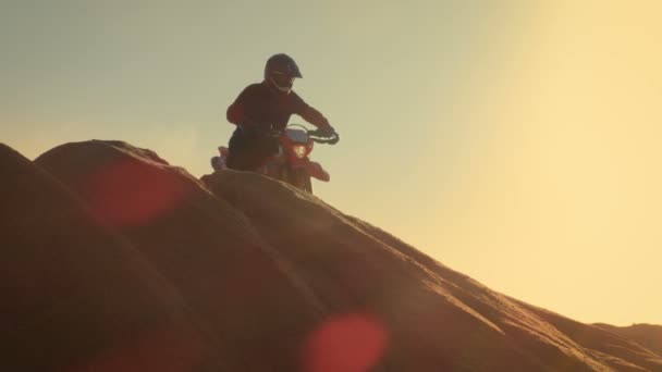 Szakmai Motocross motorkerékpár lovas vezet át a Dűne és további le a terepjáró pálya. Ez is naplemente. — Stock videók