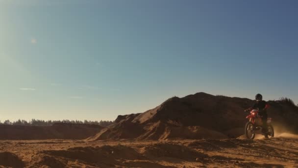 Långskott av professionella Motocross Fmx motorcykel Rider kör över Dune och längre ner i Off-Road spår. — Stockvideo