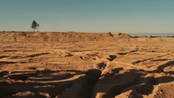 Následující snímek jednotek profesionálních motokrosových motocyklů Rider přes duny a dále dolů terénní dráha. — Stock video