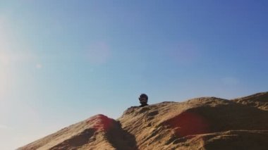 Dune and durur profesyonel motokros motosiklet binici sürücülerde düşük açılı görüntüleri. 