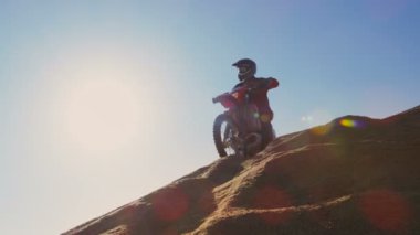 Düşük açı görüntüleri profesyonel motokros motosiklet binici sürücülerin Dune and arazi aşağı kapalı. 