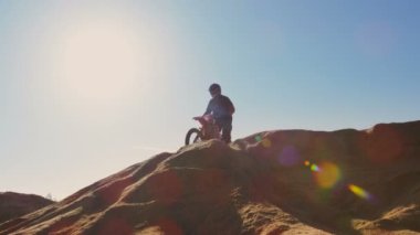 Profesyonel motokros motosiklet binici sürücüler kumul üzerinde ve daha fazla Off-Road parça aşağı. O ıssız sanayi ocağı biniyor.