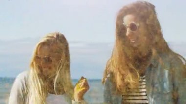 Çok etnik grup genç insanlar atmak renkli toz birbirimize Holi Festivali kutlama. Büyük açık bu günde deniz kenarında eğleniyorlar.