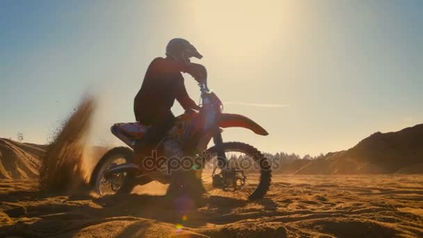 Мотоциклист MMX ездит по кругу по бездорожью пустынного карьера . — стоковое видео
