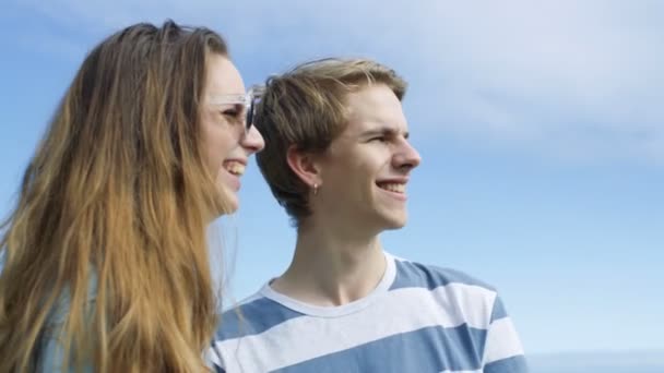 Ragazzo e ragazza adolescenti alla moda guardano casualmente oltre l'orizzonte nel futuro luminoso . — Video Stock