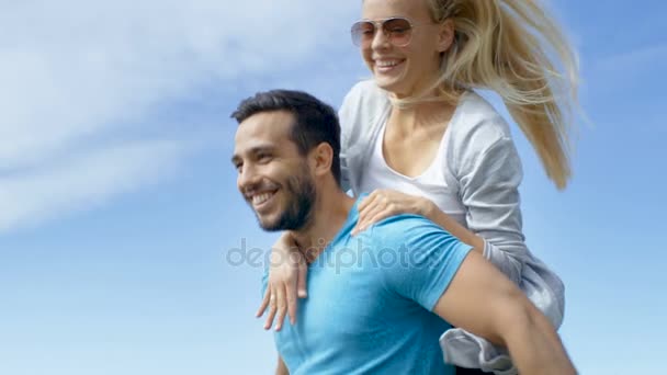 Charmant jeune couple multi-ethnique s'amuse sur la plage, belle copine Piggyback monte sur son petit ami musclé . — Video