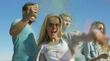 Çok etnik grup çeşitli genç insanlar atmak renkli toz birbirimize Holi Festivali kutlama. Bu güneşli günde büyük eğleniyorlar.