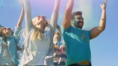 Çeşitli gençlerin çok etnik grup atlamak ve renkli toz Holi Festivali kutlamaları hava atmak. Bu güneşli günde büyük eğleniyorlar.