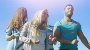 Çok etnik grup Holi Festival kutlamada dans farklı genç insan. Bu güneşli günde büyük eğleniyorlar.