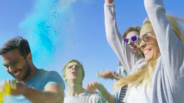 Farklı farklı gençlerin çok etnik grup atlamak ve renkli toz Holi Festivali kutlamaları hava atmak. Bu güneşli günde büyük eğleniyorlar.
