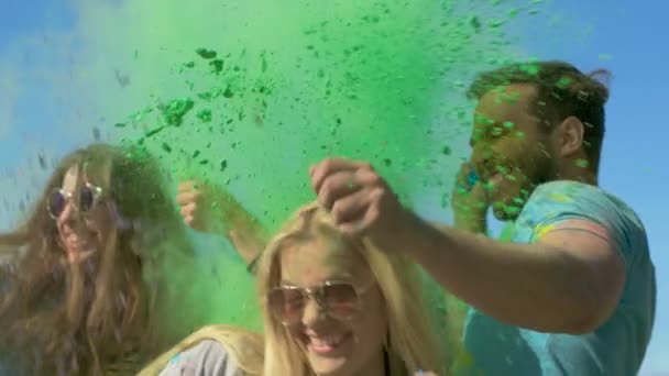 Grupo Multi-Étnico de Jovens Jovens Jogue Pó Colorido um no outro em Celebração do Festival Holi. Eles se divertem imenso neste dia claro junto ao mar . — Vídeo de Stock