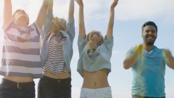 Multi-Ethnic Group of Diverse Diverse Young People Jump and Throw Colorful Powder in the Air in Celebration of Holi Festival. Ils s'amusent énormément en cette journée ensoleillée . — Video