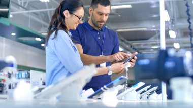 İçinde elektronik mağazasından danışman verir profesyonel tavsiye için