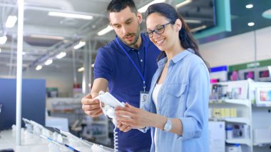 İçinde elektronik mağazasından danışman verir profesyonel tavsiye için