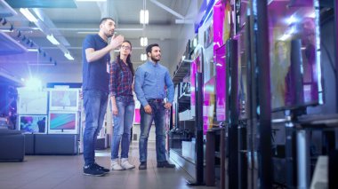 Elektronik mağazasında profesyonel danışman Youn yaklaşıyor.