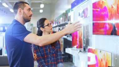 Elektronik mağazasında profesyonel danışman uzman sağlar.
