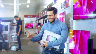 Son Model sekmesinin genç adam elektronik mağazasından satın