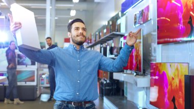 Son Model sekmesinin genç adam elektronik mağazasından satın
