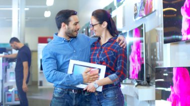 Elektronik mağaza genç çift son modeli satın 