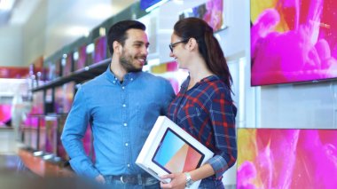 Genç çift elektronik mağazasında alışveriş yapar, onlar Alr ettik