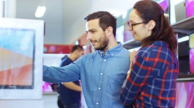 Tarama, arıyorum bana yardımcı olanvarmı güzel genç çift elektronik mağaza