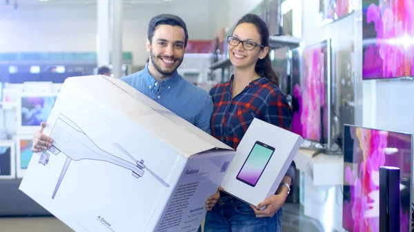 En la tienda de electrónica Happy Young Couple Poses con Newly Pur — Foto de Stock