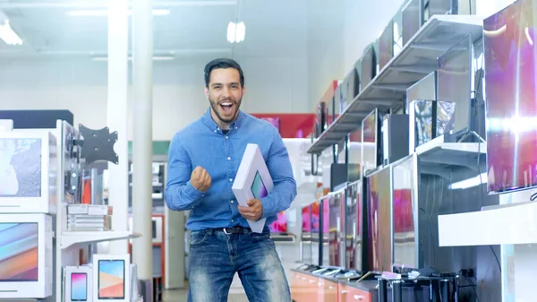 In the Electronics Store Young Man Holds Newly Purchased Compute — Stock Photo, Image