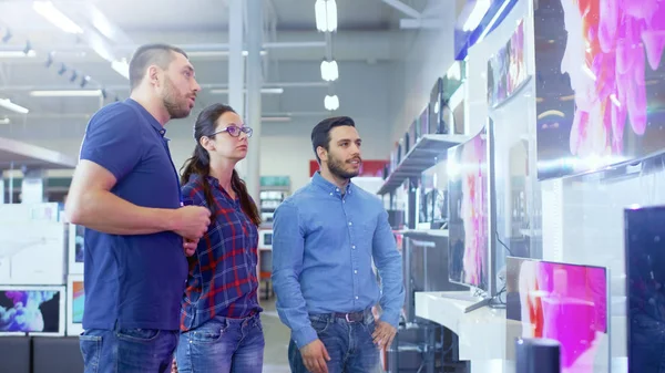 Elektronik mağazasında profesyonel danışman Youn yaklaşıyor.