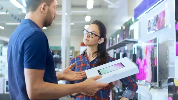 In the Electronics Store Professional Consultant Provides Expert — Stock Photo, Image
