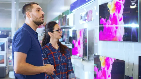 Elektronik mağazasında profesyonel danışman uzman sağlar.