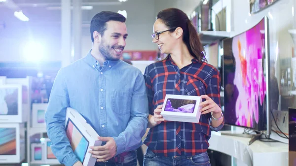 Happy Couple Walking In the Electronics Store, They've Purchased — Stock Photo, Image