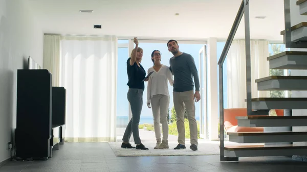 Agente imobiliário profissional mostra elegante casa moderna para um B — Fotografia de Stock