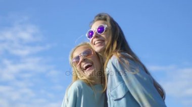 İki güzel sırt kız gülmek ve onlar uçan Holi Festivali renkli toz kutlamak mutlu. Onlar-si olmak bol eğlence.