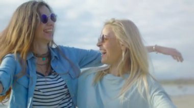 İki güzel sırt kız gülmek ve onlar uçan Holi Festivali renkli toz kutlamak mutlu. Onlar hayatlarını zamanınız.