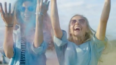 İki güzel mutlu kız gülmek ve Holi Festival atmak renkli toz havada kutlamak. Onlar hayatlarını zamanınız.