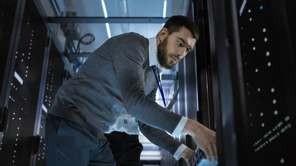 El ingeniero de servidores macho elimina los componentes del gabinete de rack del servidor. Está en el Big Data Center. . —  Fotos de Stock