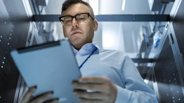 Técnico de Servidor Trabajando en Data Center. Caminan a través de filas de trabajo de bastidores de servidores . — Foto de Stock